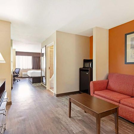 Best Western Inn & Suites Ню Браунфелс Екстериор снимка