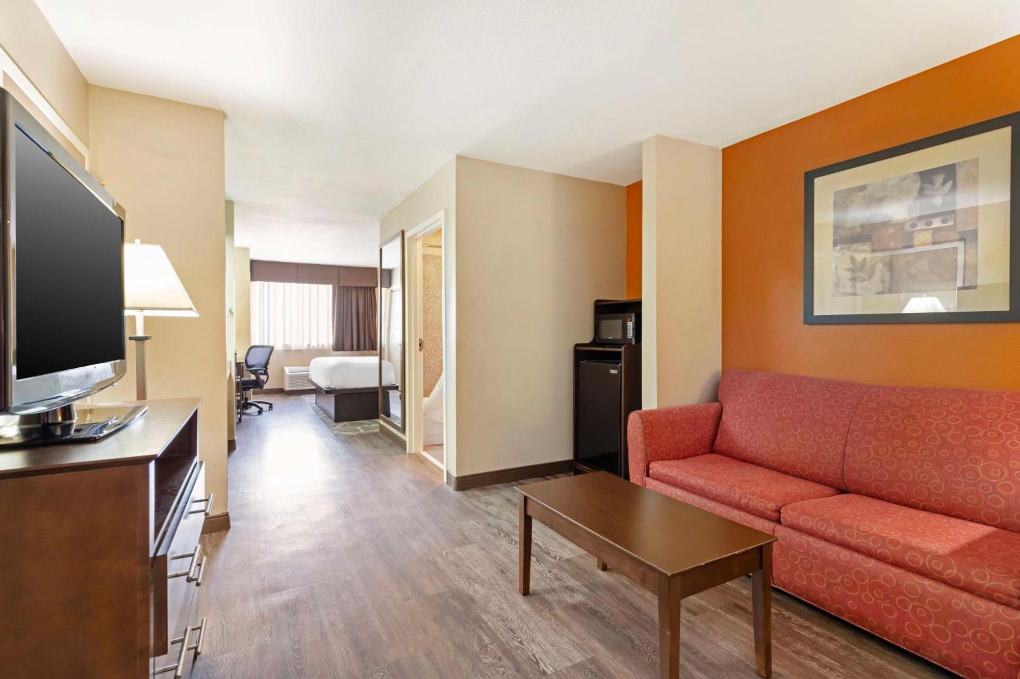 Best Western Inn & Suites Ню Браунфелс Екстериор снимка