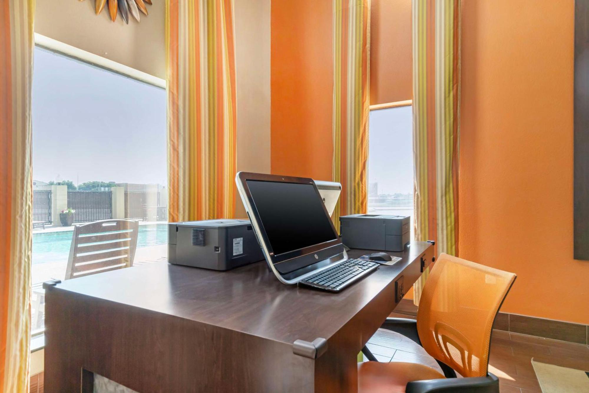 Best Western Inn & Suites Ню Браунфелс Екстериор снимка