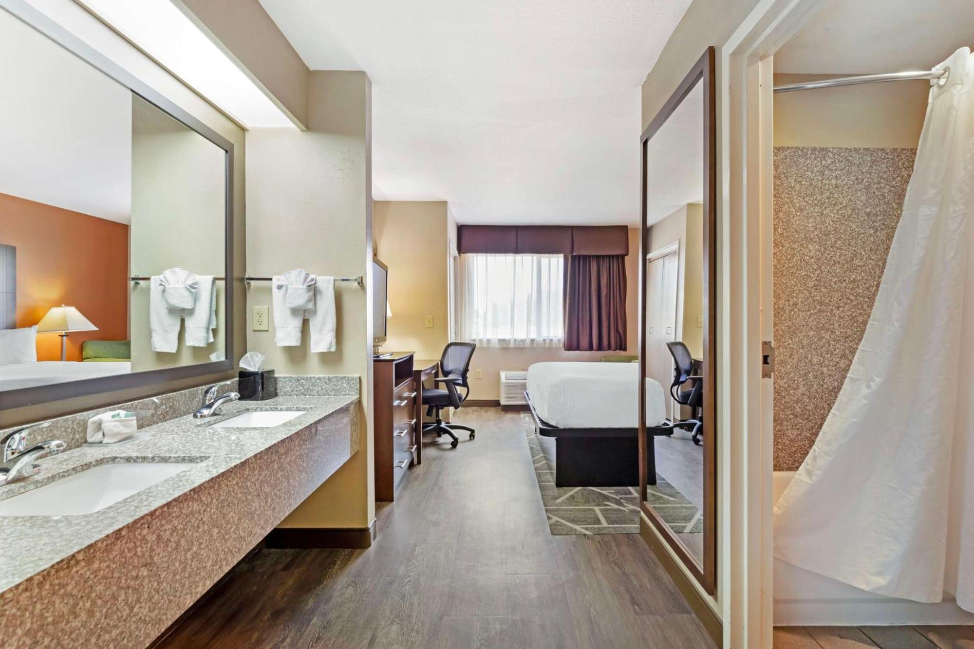Best Western Inn & Suites Ню Браунфелс Екстериор снимка