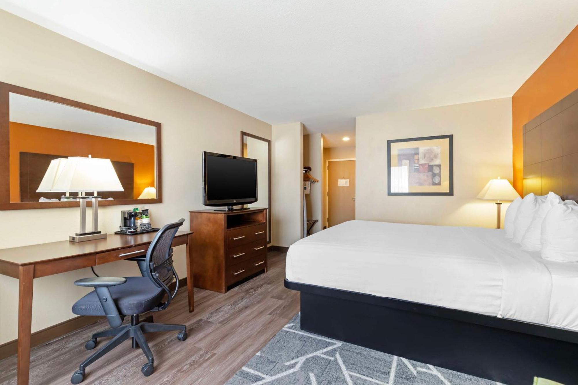 Best Western Inn & Suites Ню Браунфелс Екстериор снимка