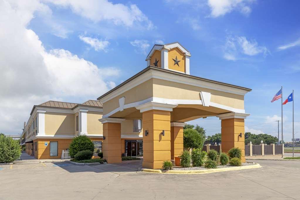 Best Western Inn & Suites Ню Браунфелс Екстериор снимка